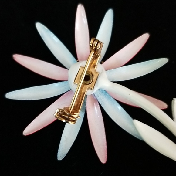 Vintage 1960s Red White and Blue Enamel Daisy Flower Brooch Pin - Picture 5 of 16